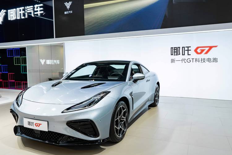 广州172哪吒汽车在智能汽车领域的表现，领途汽车在新能源汽车市场中的影响力